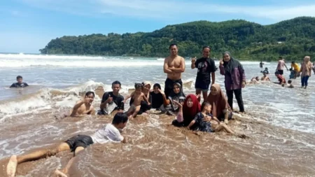 Libur Lebaran, 205 Ribu Wisatawan Kunjungi 27 Destinasi di Pacitan Foto BeritaJatim.com