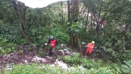 Pencarian Korban Longsor Mojokerto Dihentikan Sementara Foto BeritaJatim.com