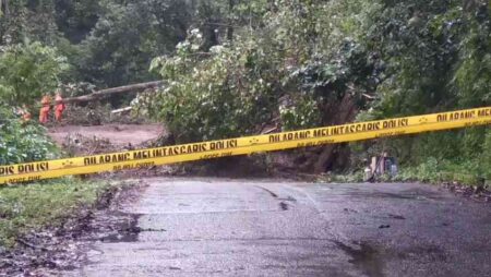Longsor, Jalur Mojokerto – Pacet Ditutup Sementara Foto BeritaJatim.com