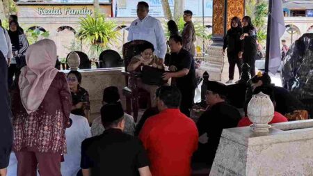 Megawati Nyekar ke Makam Bung Karno Blitar, Pulung: Tidak Terkait Kongres PDIP Foto BeritaJatim.com