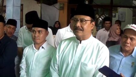 Mensos Gus Ipul Serahkan Santunan Korban Longsor di Mojokerto Foto BeritaJatim.com