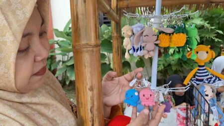 Melihat Kerajinan Boneka Rajut Amigurumi di Mojokerto Foto BeritaJatim.com