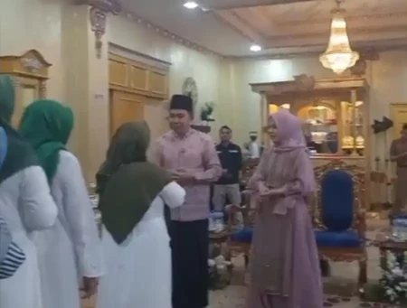 Warga Jember Antre Berhalalbihalal dengan Bupati Fawait dan Istri di Pendapa Foto BeritaJatim.com