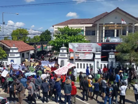 Warga Desa Temon Geruduk Kejari Ponorogo, Desak Usut Dugaan Penyalahgunaan Dana Desa Foto BeritaJatim.com