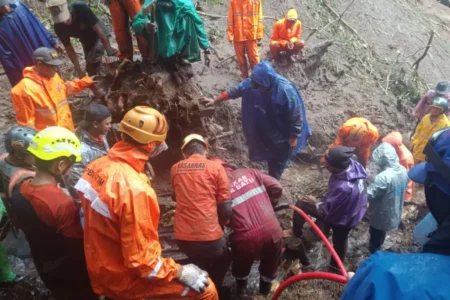 10 Korban Longsor Mojokerto-Batu Ditemukan, Khofifah Tutup Sementara Objek Wisata Tahura Soerjo Foto BeritaJatim.com
