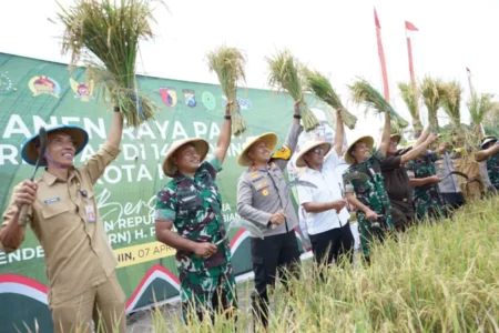 Ambil Bagian dalam Panen Raya Serentak di 14 Provinsi, Gus Qowim: Kota Kediri Siap Jaga Ketahanan Pangan Foto BeritaJatim.com