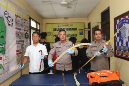 Polisi Tangkap Empat Remaja Surabaya Gegara Tawuran Bawa Celurit hingga Busur Panah Foto BeritaJatim.com