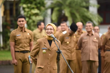 Wali Kota Kediri Vinanda Prameswati Pimpin Apel Pagi untuk Tingkatkan Integritas ASN Foto BeritaJatim.com