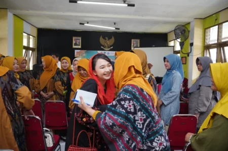 Mbak Cicha Gelar Halal Bihalal Bersama Lansia di UPT Tresna Werdha Pare Kediri Foto BeritaJatim.com