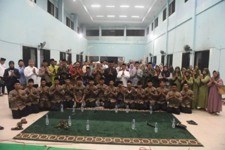Gus Qowim Hadiri Halal Bihalal Kebangsaan di Kelurahan Ngampel, Angkat Semangat Persatuan Foto BeritaJatim.com