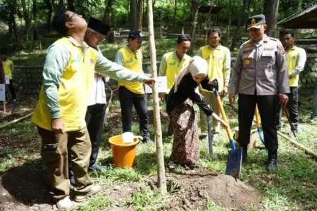 Wali Kota Kediri Tanam Pohon di Goa Selomangleng untuk Peringati Hari Bumi dan Hari Kartini Foto BeritaJatim.com