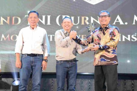 Kepala Staf Kepresidenan RI Raih The Most Initiative and Inspiring Leader Beritajatim Award 2025 Foto BeritaJatim.com