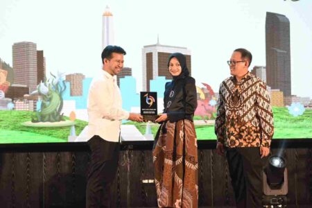 Mbak Wali Kota Kediri Raih Penghargaan Tokoh Penguat Demokrasi Beritajatim Award 2025 Foto BeritaJatim.com