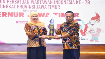 Gubernur Khofifah Raih Tokoh Ekonomi Regional dalam PWI Jatim Award 2025 Foto BeritaJatim.com
