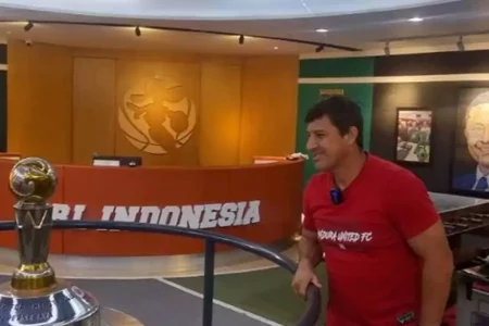 Pelatih Madura United Alfredo Vera Nostalgia saat Injakkan Kaki di Kantor Persebaya Surabaya Foto BeritaJatim.com