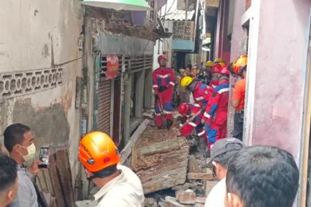 Balkon Rumah di Jalan Putat Surabaya Diduga Ambruk Akibat Usia Bangunan Foto BeritaJatim.com