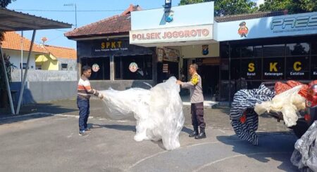 Razia di Jogoroto Jombang, Polisi Amankan Enam Balon Berukuran Besar Foto BeritaJatim.com