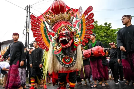 Barong Ider Bumi 2025 di Banyuwangi, Ritual Sakral Digelar Khidmat di Tengah Hujan Foto BeritaJatim.com