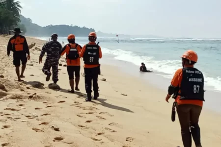 Pencarian Santri Hanyut di Pantai Balekambang, Basarnas Kerahkan Empat SRU Foto BeritaJatim.com