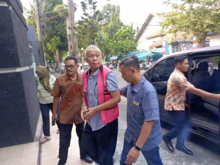 Kejaksaan Tahan 2 Tersangka Korupsi Dana Hibah KONI Kediri Tahun 2023 Foto BeritaJatim.com