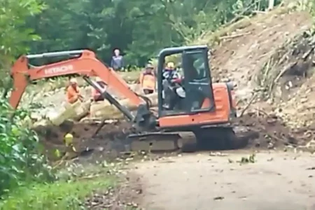 Pembersihan Longsor Pacet Mojokerto Dimulai, Alat Berat Dikerahkan Foto BeritaJatim.com