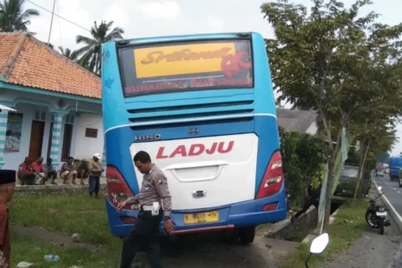 Sopir Meninggal Saat Mengemudi, Bus Nyungsep ke Halaman Rumah di Lumajang Foto BeritaJatim.com