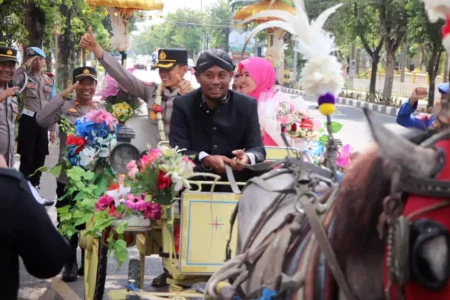 Usai Menjabat Kapolres Tuban, AKBP Oskar Syamsuddin Pamit & Diantar Naik Delman Foto BeritaJatim.com