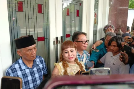 Bertemu Wawali Surabaya, Jan Hwa Diana Rencanakan Cabut Laporan Foto BeritaJatim.com