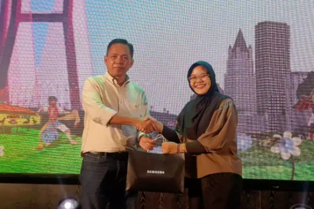 Siswi SMKN 8 Surabaya Dapat Doorprize Utama di HUT ke-19 Beritajatim.com, Isinya Mengejutkan Foto BeritaJatim.com