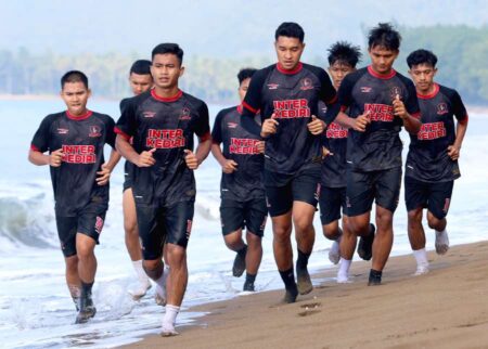 Inter Kediri FC Gelar Pemusatan Latihan di Pantai Prigi, Siap Tempur di Putaran Nasional Liga 4 2025 Foto BeritaJatim.com