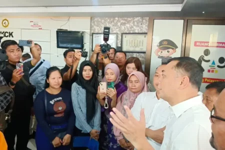 Wali Kota Surabaya Dampingi 30 Korban Penahanan Ijazah Laporkan UD. Sentoso Seal ke Polisi Foto BeritaJatim.com