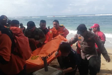 Dua Santri Terseret Ombak Pantai Balekambang Ditemukan, Satu Masih Dicari Foto BeritaJatim.com