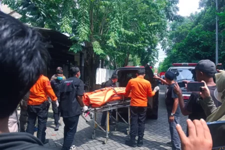 Ditemukan Jarum Suntik di Lokasi Pasangan Kekasih Meninggal di Kos Surabaya Foto BeritaJatim.com