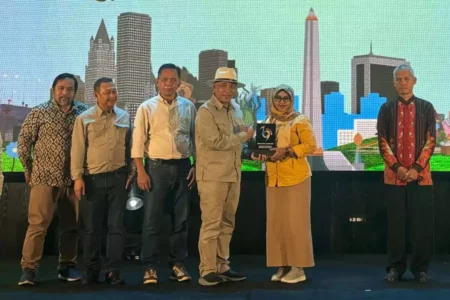 Berdayakan Petani Perempuan di Jember, Fatimah Sandra Dewi Raih Penghargaan Sektor Pangan di HUT ke-19 Beritajatim Foto BeritaJatim.com