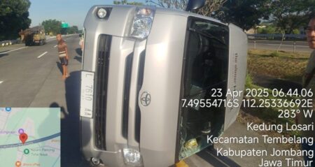 Pecah Ban, Mobil Hiace Terbalik di Tol Jombang – Mojokerto Foto BeritaJatim.com