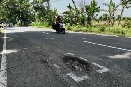 Bondowoso Darurat Jalan Rusak, Anggaran Infrastruktur 2025 Dipangkas Foto BeritaJatim.com