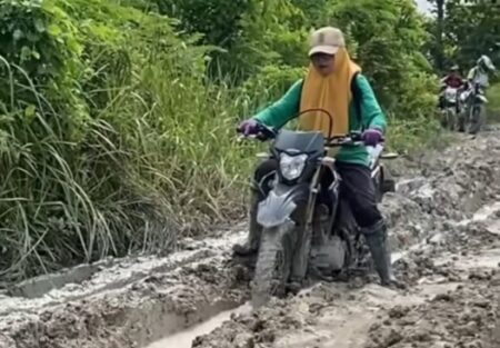 Bupati Jombang Tanggapi Video Viral Jalan Berlumpur yang Dilintasi Guru di Jipurapah Foto BeritaJatim.com