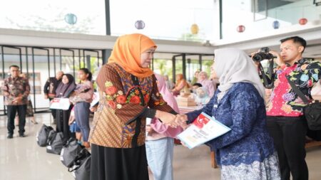 Khofifah Serahkan Bantuan Rp 4,8 M untuk Ribuan Perempuan Tangguh Jatim Foto BeritaJatim.com