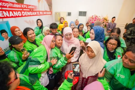 Halal Bihalal dengan Ojol Perempuan, Khofifah: Mereka Srikandi Jatim Foto BeritaJatim.com