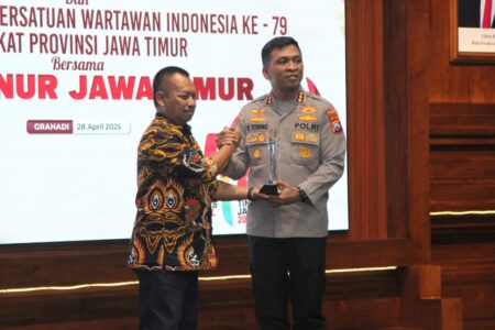 Kapolresta Sidoarjo Kombes Pol Christian Tobing Raih PWI Jatim Award Foto BeritaJatim.com