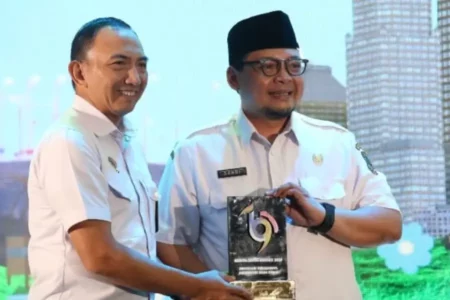 Wali Kota Mojokerto Terima Penghargaan Tokoh Penguat Ekonomi Berbasis UMKM dari Beritajatim.com Foto BeritaJatim.com
