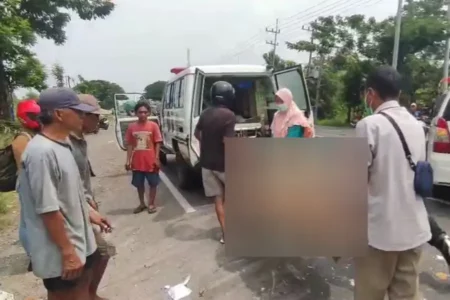 Diduga Bercanda Saat Berkendara, Pemotor di Lamongan Meninggal Tabrak Truk Foto BeritaJatim.com