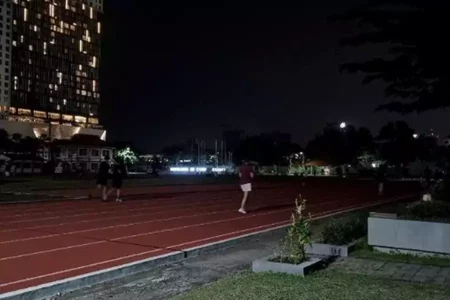 Minim Penerangan, Lapangan Jatim Seger Surabaya Dinilai Kurang Aman untuk Olahraga Malam Foto BeritaJatim.com