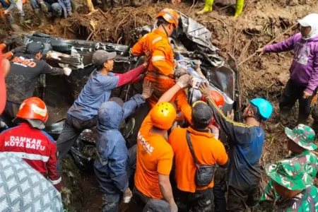 Evakuasi Korban Longsor di Tahura Raden Soerjo Mojokerto Tuntas, 10 Korban Ditemukan Foto BeritaJatim.com