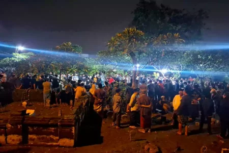 Tangis Pecah di Rumah Duka, Tujuh Korban Longsor Pacet Satu Keluarga Dimakamkan Berderetan Foto BeritaJatim.com