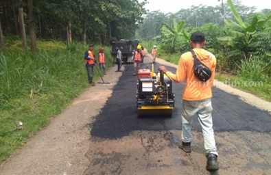Mandor Jalan: Solusi Cepat Bupati Warsubi Atasi Jalan Berlubang di Jombang Foto BeritaJatim.com