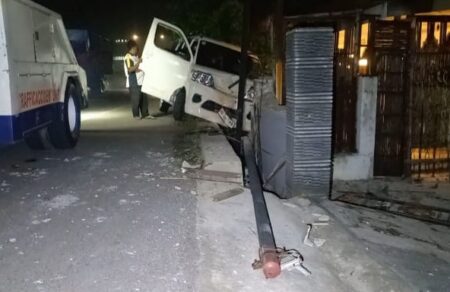 Mobil Travel Tabrak Tiang dan Pagar Rumah di Jombang, Diduga Sopir Mengantuk Foto BeritaJatim.com