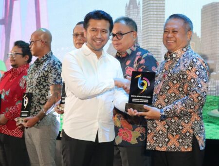 Kadishub Jatim Nyono Raih Beritajatim Award 2025 Penguat Inovasi Industri Transportasi Foto BeritaJatim.com