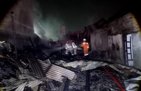 Kebakaran Hebat Lalap Pabrik Kerupuk di Jombang, Kerugian Capai Rp200 Juta Foto BeritaJatim.com