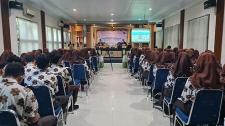 Pelatihan Menulis di SMAN 2 Lamongan, Bangkitkan Semangat Literasi Siswa Lewat ‘Pena Kreativitas’ Foto BeritaJatim.com